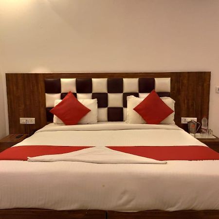Hotel Cozy Cave Near Igi Airport Delhi 新德里 外观 照片